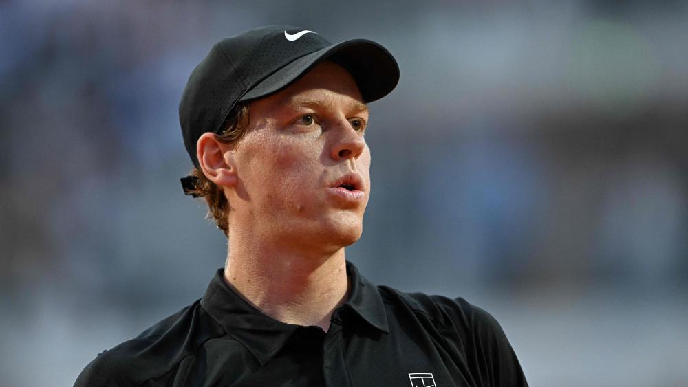 Jannik Sinner hat ein anderes Programm als gedacht. © APA/afp / TIZIANA FABI