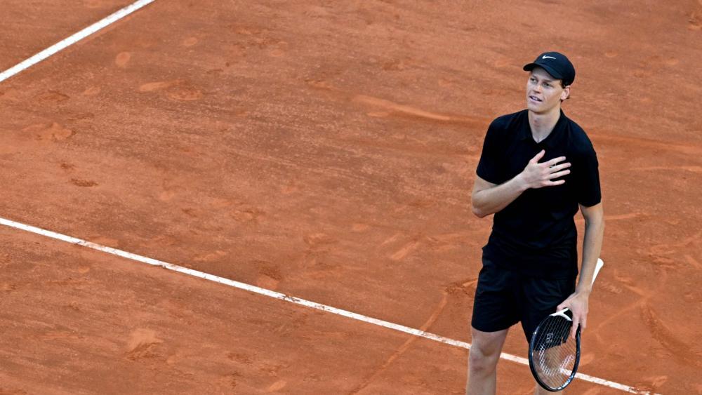 Jannik Sinner kennt seine Gegner in Paris. © APA/afp / TIZIANA FABI