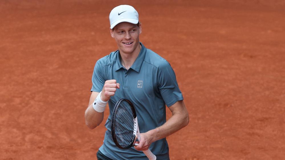 Jannik Sinner ließ Alexander Zverev nicht den Hauch einer Chance. © APA/afp / THOMAS COEX