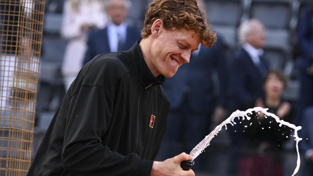 Jannik Sinner ließ die Champagner-Korken knallen. © ANSA / Riccardo Antimiani