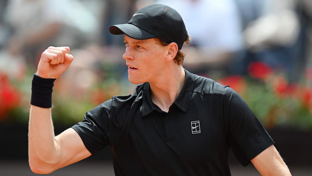 Jannik Sinner marschiert weiter ohne Satzverlust durchs Turnier in Rom. © APA/afp / TIZIANA FABI