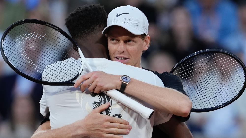 Jannik Sinner und Gael Monfils umarmten sich. © Roland Garros