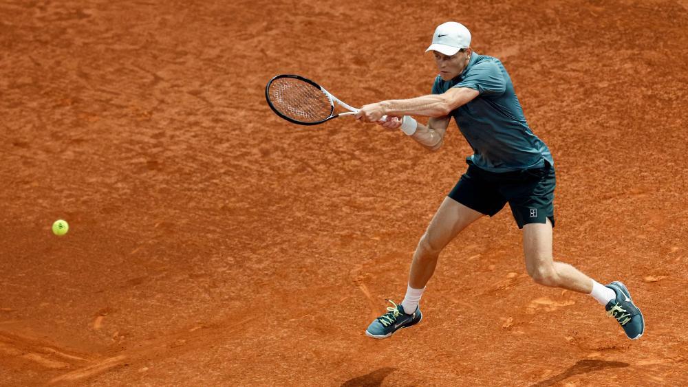 Jannik Sinner will beim Sandplatzturnier in Madrid in die letzte Runde. © APA/afp / OSCAR DEL POZO