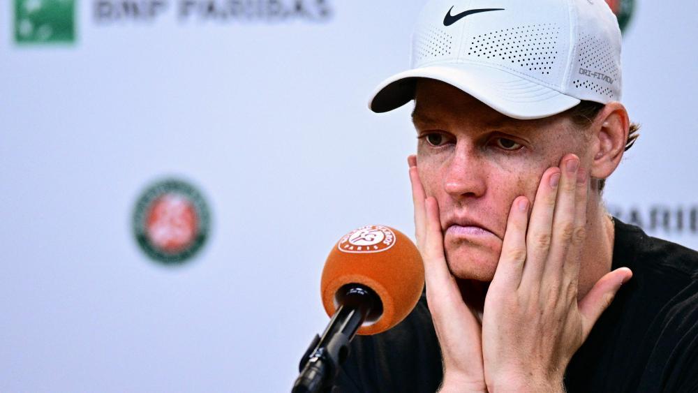 Jannik Sinner wirkte auf der Pressekonferenz noch mitgenommen von seinem Match. © APA/afp / JULIEN DE ROSA