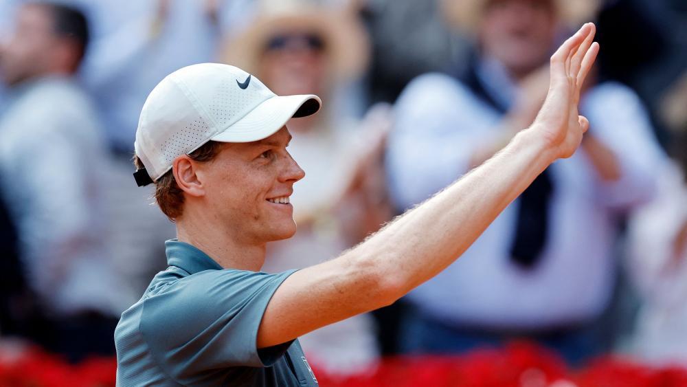 Jannik Sinner zeigt sich in Madrid bester Laune. © APA/afp / OSCAR DEL POZO
