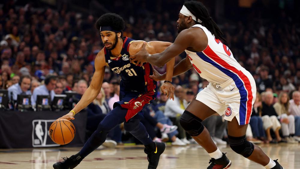 Jarret Allen (links/Cleveland) im Duell mit Isaiah Stewart (rechts/Detroit) © APA / GREGORY SHAMUS