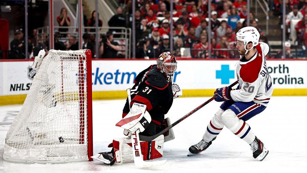 Juraj Slafkovsky bezwingt Hurricanes-Goalie Frederik Andersen. © APA / JARED C. TILTON