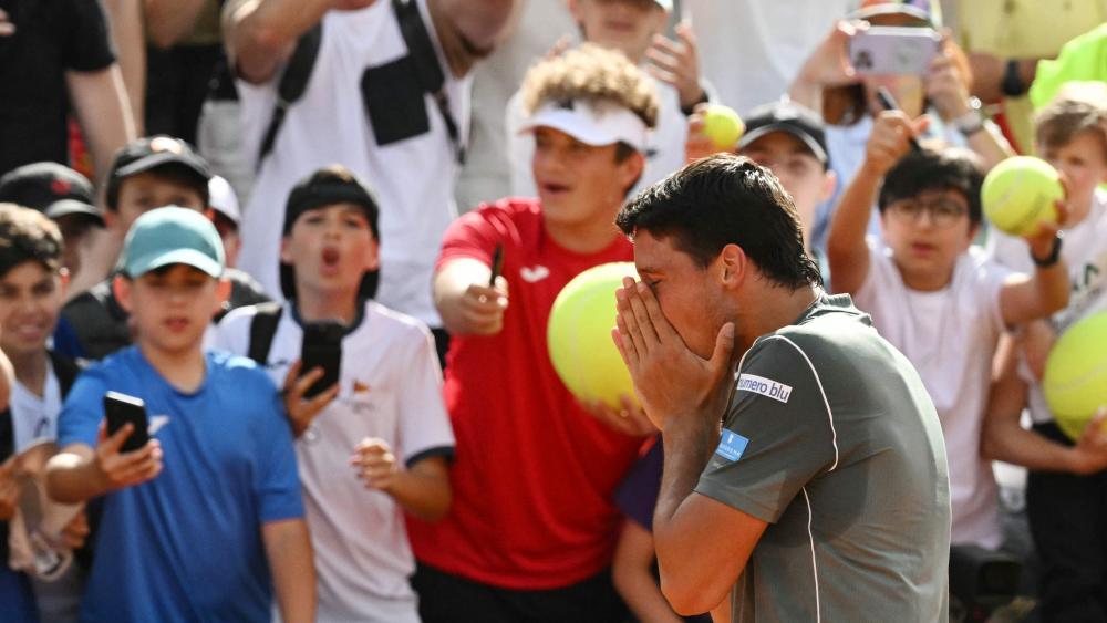 Luciano Darderi konnte sein Glück kaum fassen. © APA/afp / ANDREAS SOLARO