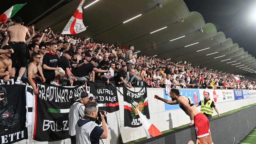 Nicola Pietrangeli (rechts) lässt sich von den Fans feiern. © DLife