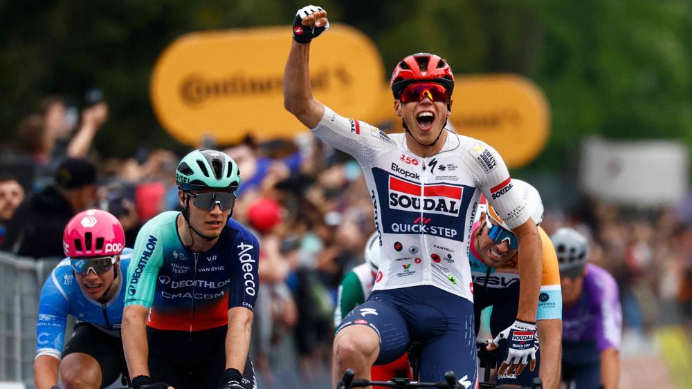 Paul Magnier gewann nach einem Massencrash die Auftaktetappe des Giro. © APA/afp / LUCA BETTINI