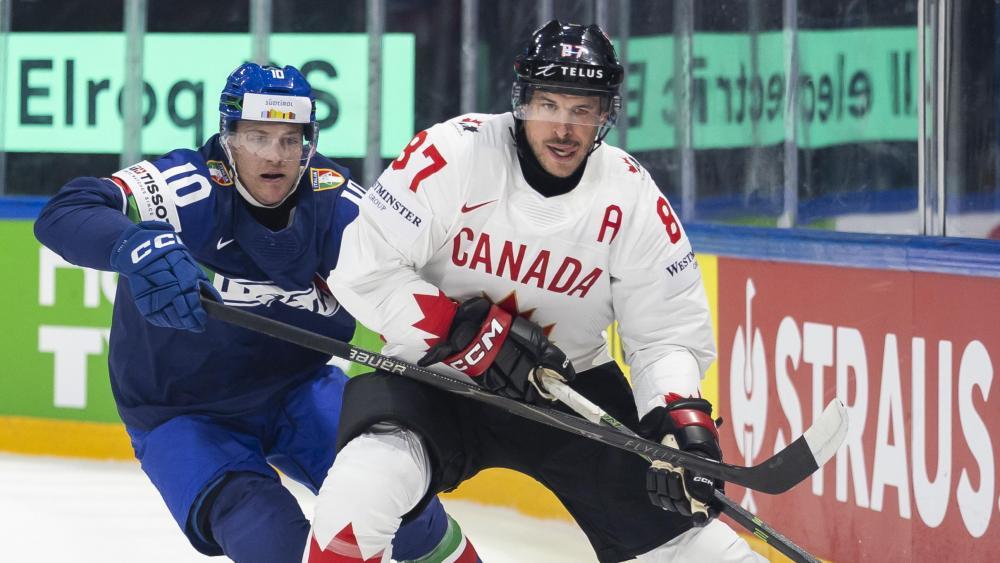 Peter Spornberger im Zweikampf mit Sidney Crosby. © ANSA / CYRIL ZINGARO