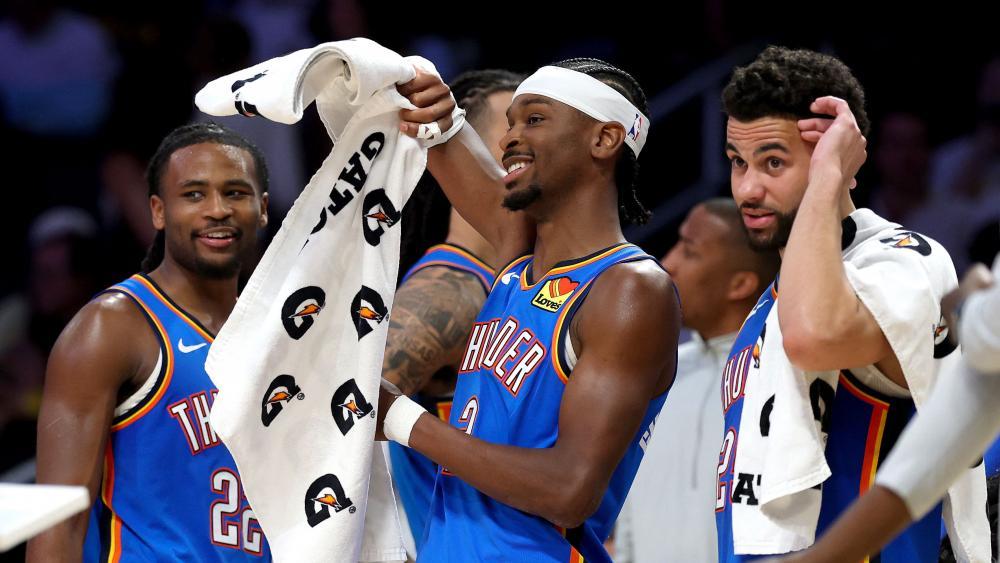 Shai Gilgeous-Alexander  (Mitte) ist mit Oklahoma City Thunder auf Kurs. © APA / HARRY HOW