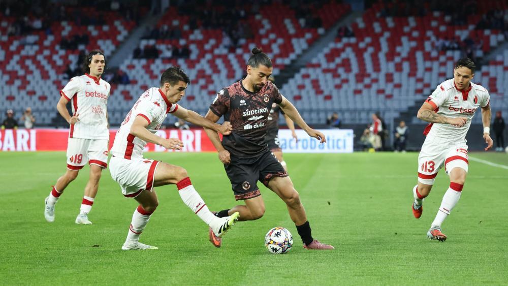 Silvio Merkaj (Mitte) und der FCS wollen in der Serie B bleiben. © FC Südtirol