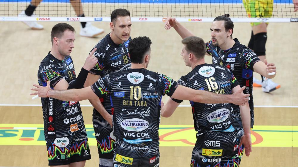 Simone Giannelli (rechts) und Perugia sind wieder Meister. © Legavolley