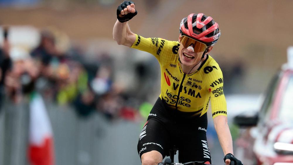 So jubelt Jonas Vingegaard. © APA/afp / LUCA BETTINI
