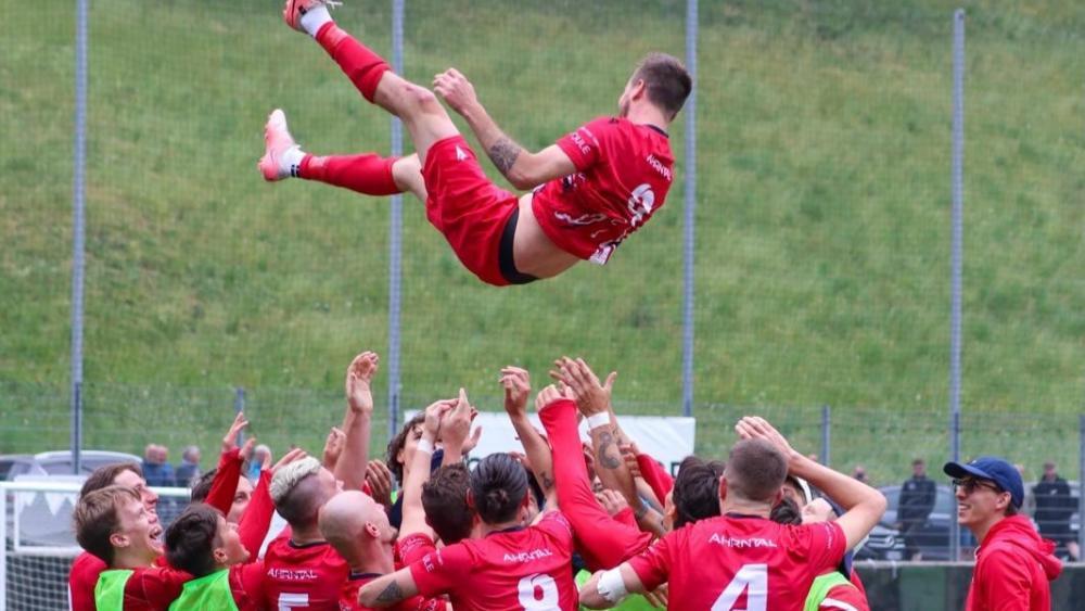 Stefan Pareiner wird von seinen Mitspielern gefeiert. © Andi Volgger