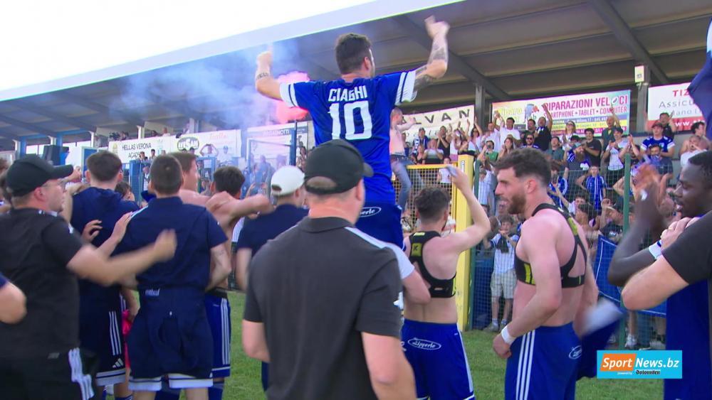 Der FC Obermais hat am Sonntag mit einem 3:2-Auuswärtssieg in der Verlängerung in Vigasio ein Fußballmärchen geschrieben und den Klassenerhalt in der Serie D gepackt. Hier gibt es die besten Szenen und Reaktionen. Zudem haben wir den Sieg von Virtus Bozen gegen Ahrntal (2:1) im Finale des Landespokals und den 1:0-Auswärtssieg von Tscherms Marling in der Landesliga in Leifers im Video. © stol