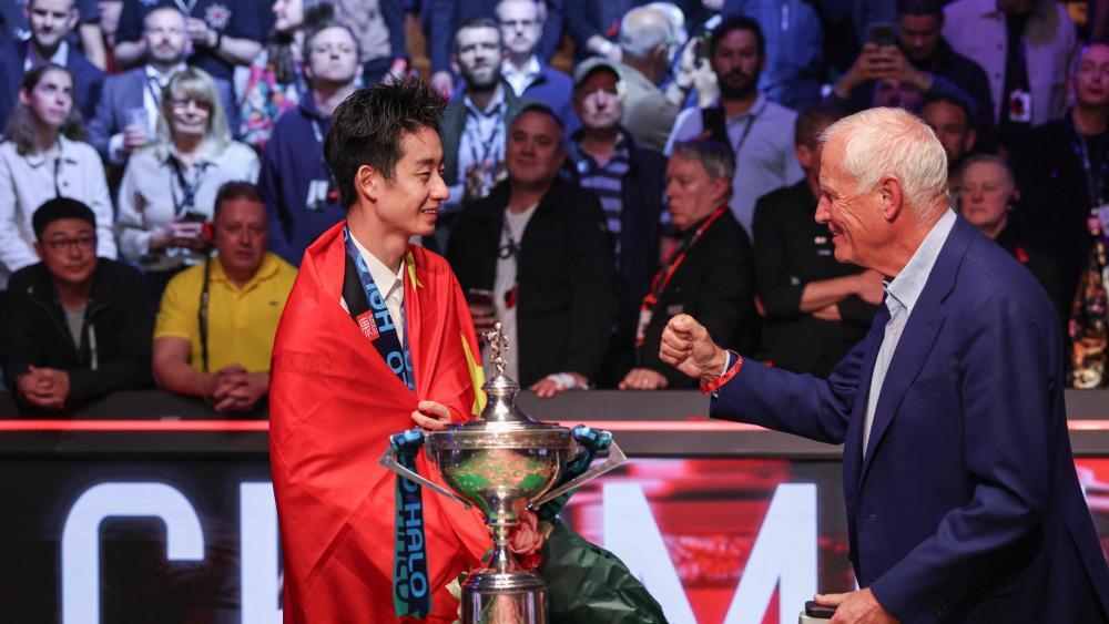 Wu Yize wurde als neuer Weltmeister gekrönt. © APA/afp / DARREN STAPLES