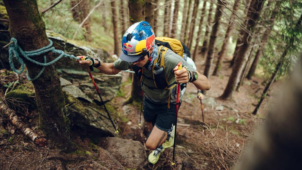 Aaron Durogati kletterte praktisch einen Tag lang zum Slogen-Berg hinauf. © www.redbullmediahouse.com