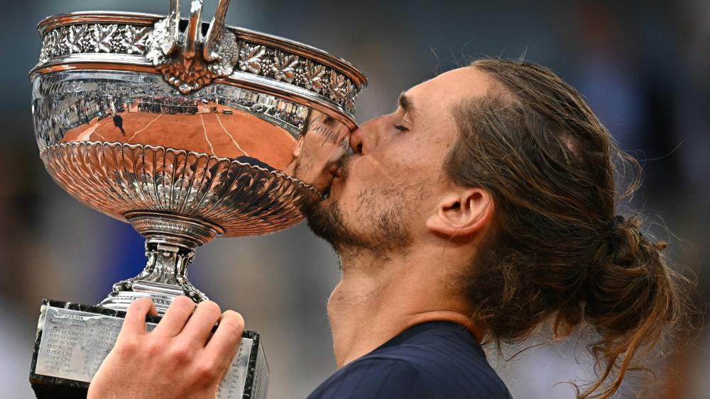 Alexander Zverev wurde von Novak Djokovic mit einer emotionalen Botschaft beglückwünscht. © APA/afp / JULIEN DE ROSA