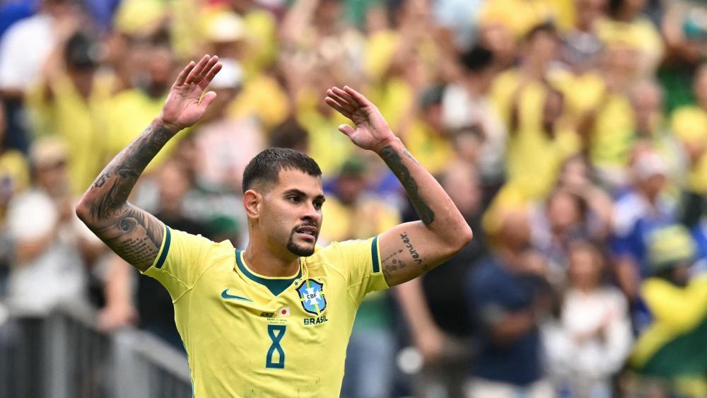 Bruno Guimaraes kämpft mit Brasilien ums Achtelfinale. © APA/afp / PAUL ELLIS