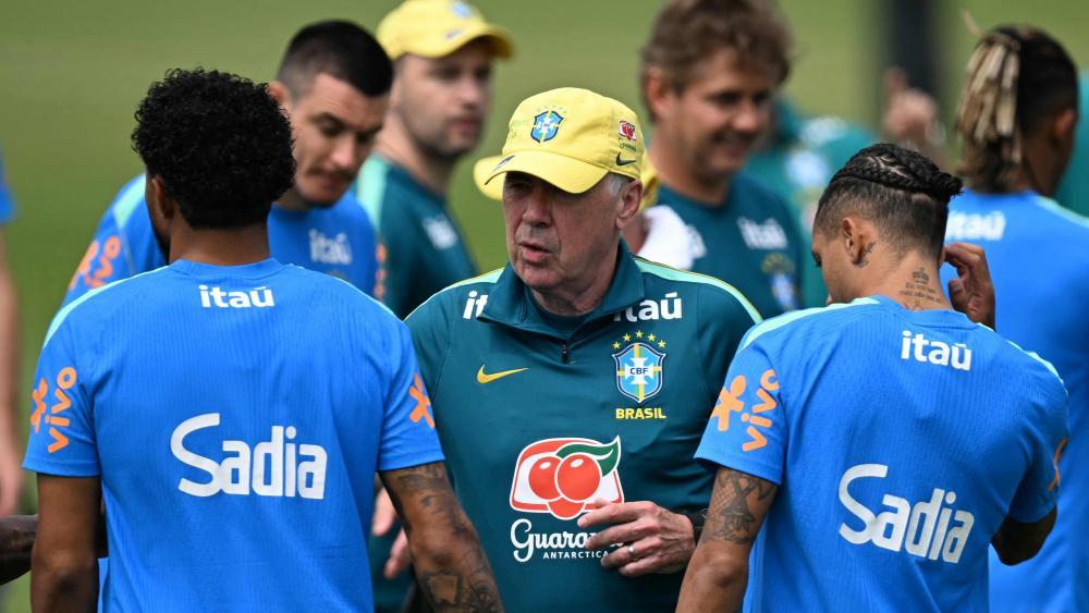 Carlo Ancelotti mit den Brasilien-Stars. © APA/afp / MAURO PIMENTEL