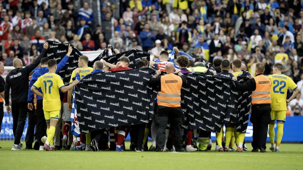 Christian ERiksen musste auf dem Feld behandelt werden. © ANSA / Bo Amstrup