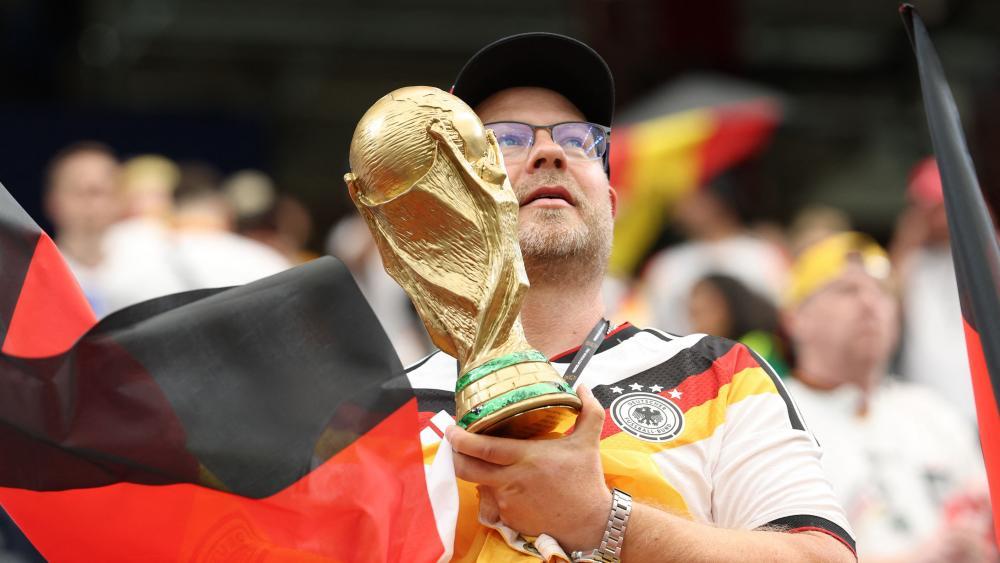 Die deutschen Fans träumen vom Weltmeistertitel. © APA / ALEXANDER HASSENSTEIN