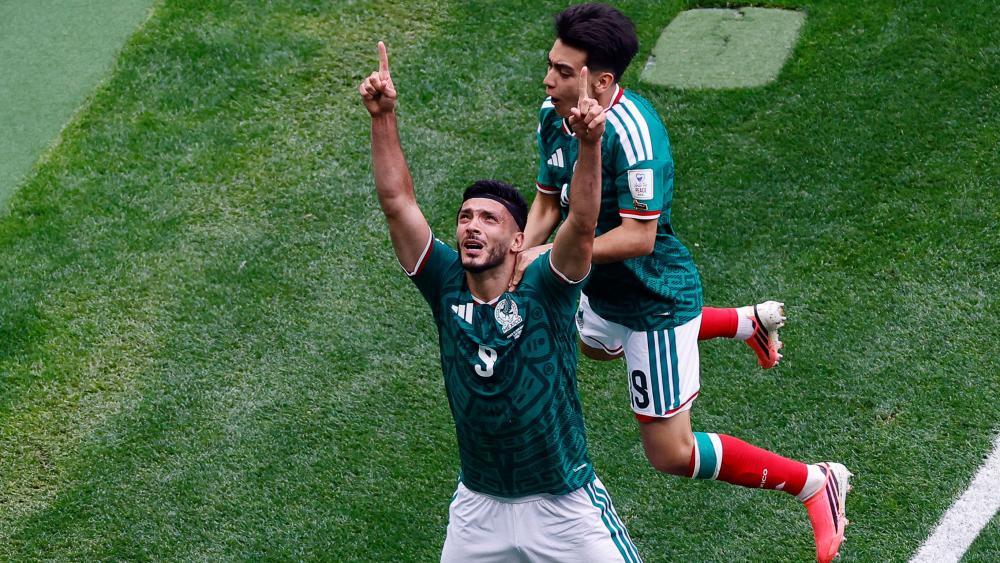 Die Mexikaner um Torschütze Raúl Jiménez (l.) feierten einen klaren Auftaktsieg. © APA/afp / RODRIGO OROPEZA