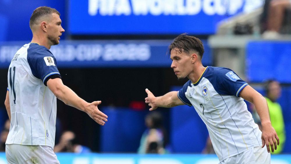 Edin Dzeko und Amar Dedic (r.) kämpfen um die K.o.-Phase. © APA/afp / FREDERIC J. BROWN