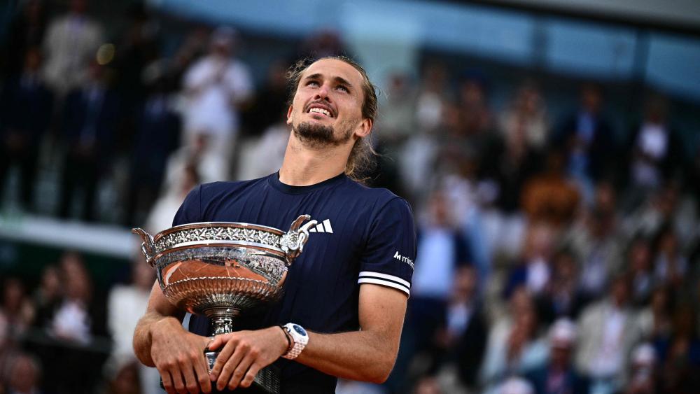 Endlich hat Alexander Zverev seine Grand-Slam-Trophäe. © APA/afp / JULIEN DE ROSA