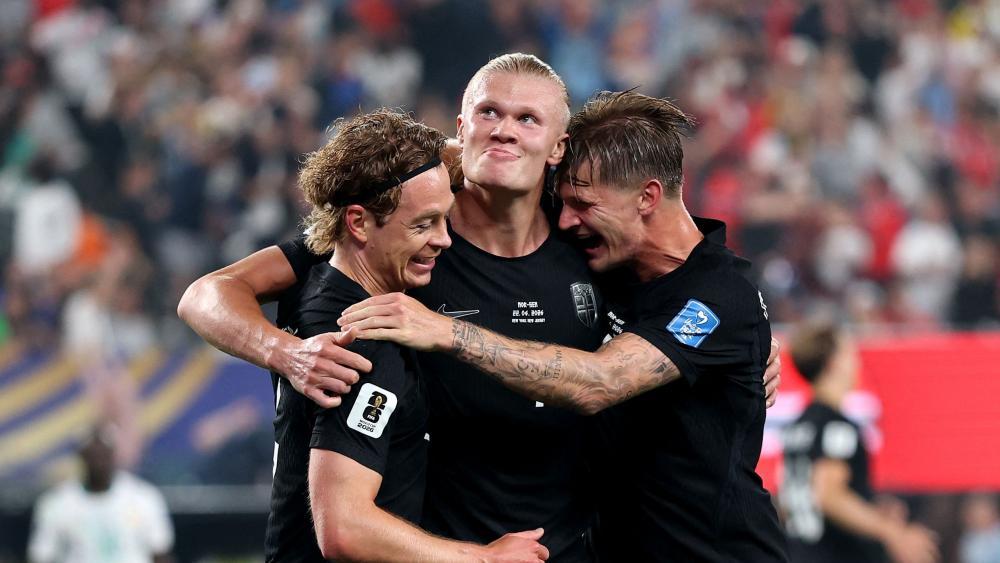 Erling Haaland hat Norwegen in die K.o.-Runde geschossen. © APA / AL BELLO