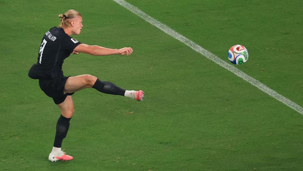 Erling Haaland will mit Norwegen in die nächste Runde. © APA/afp / TIMOTHY A. CLARY