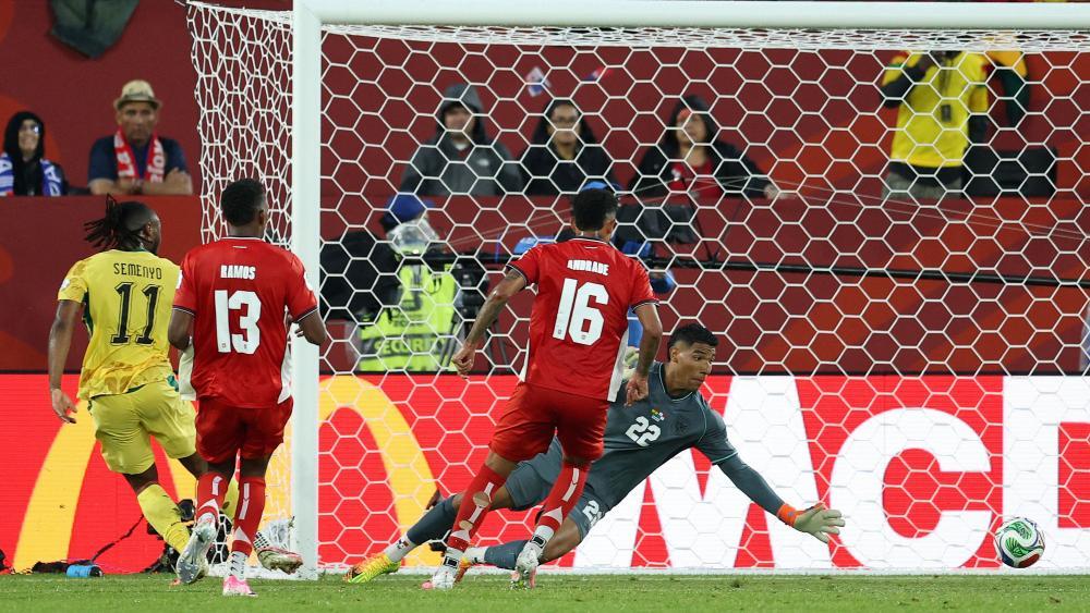 Ghana (in gelb) schlug in der Nachspielzeit zu. © APA/afp / COLE BURSTON