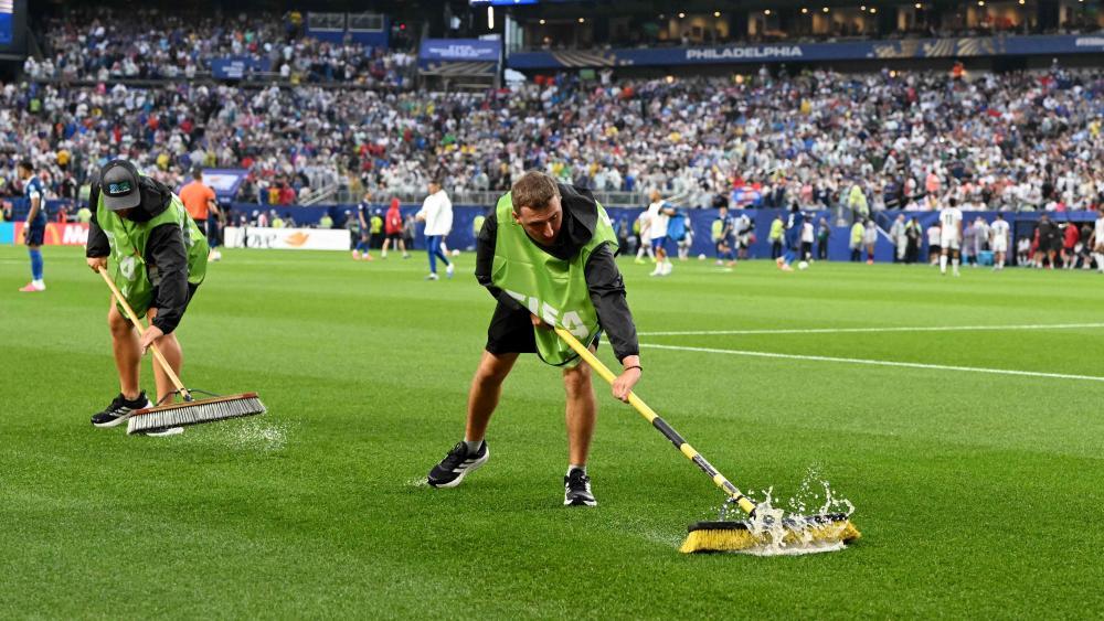 Hatten alle Hände voll zu tun: Die Greenkeeper in Philadelphia. © APA/afp / ROBERTO SCHMIDT