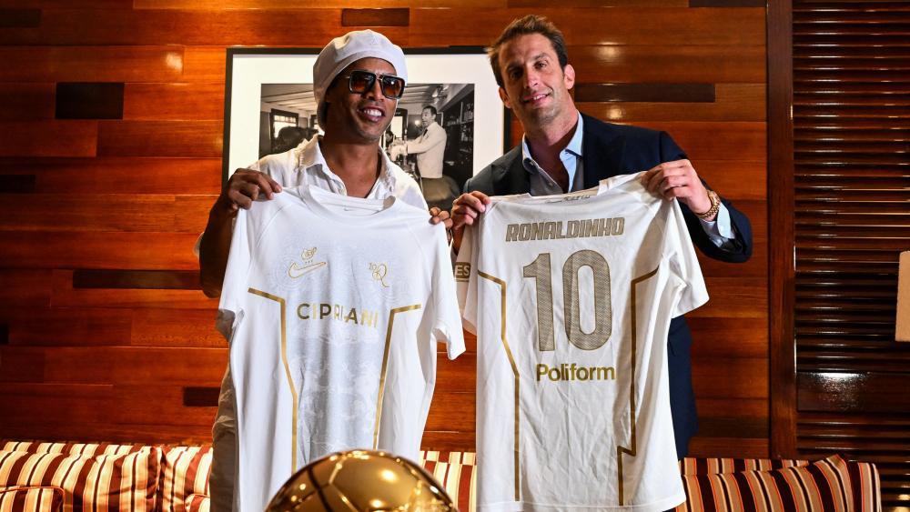 In Miami wurde Ronaldinho (links) als neuer Spieler von Serie-C-Klub Ravenna vorgestellt. © APA/afp / CHANDAN KHANNA