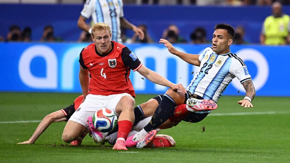 Intensive Zweikämpfe: Xaver Schlager und Lautaro Martinez. © APA/afp / PAUL ELLIS