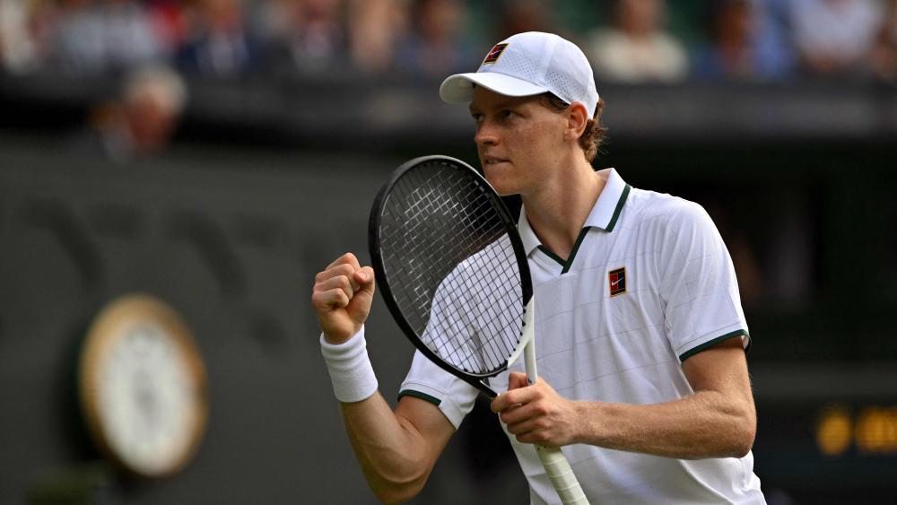 Jannik Sinner steht vor der nächsten schwierigen Aufgabe. © APA/afp / GLYN KIRK