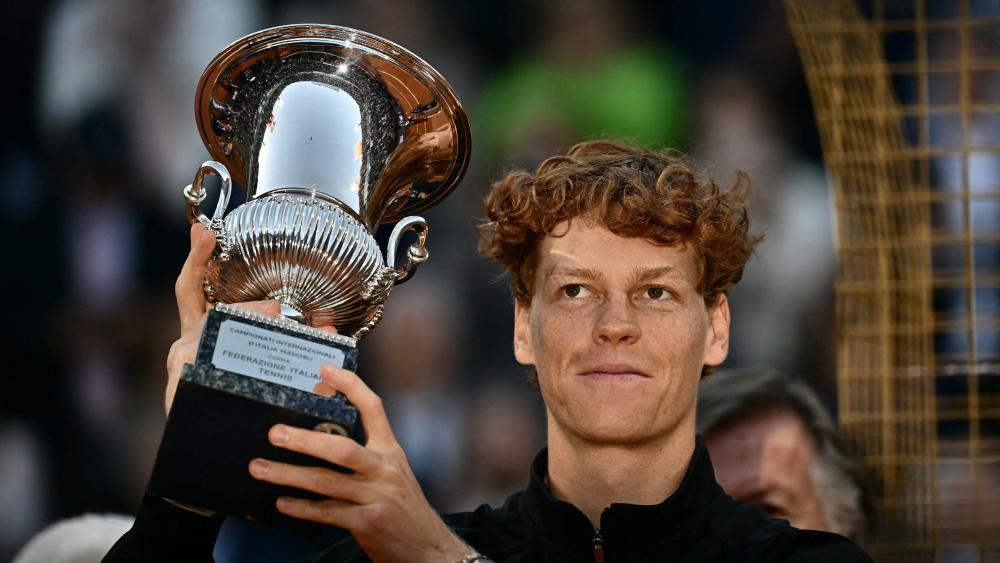 Jannik Sinner steht wieder einmal auf Platz eins einer einzigartigen Rangliste. © AFP / FILIPPO MONTEFORTE