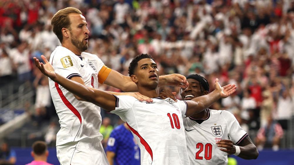 Jude Bellingham (Bildmitte) und Harry Kane (links) trafen für England. © APA / FRANCOIS NEL