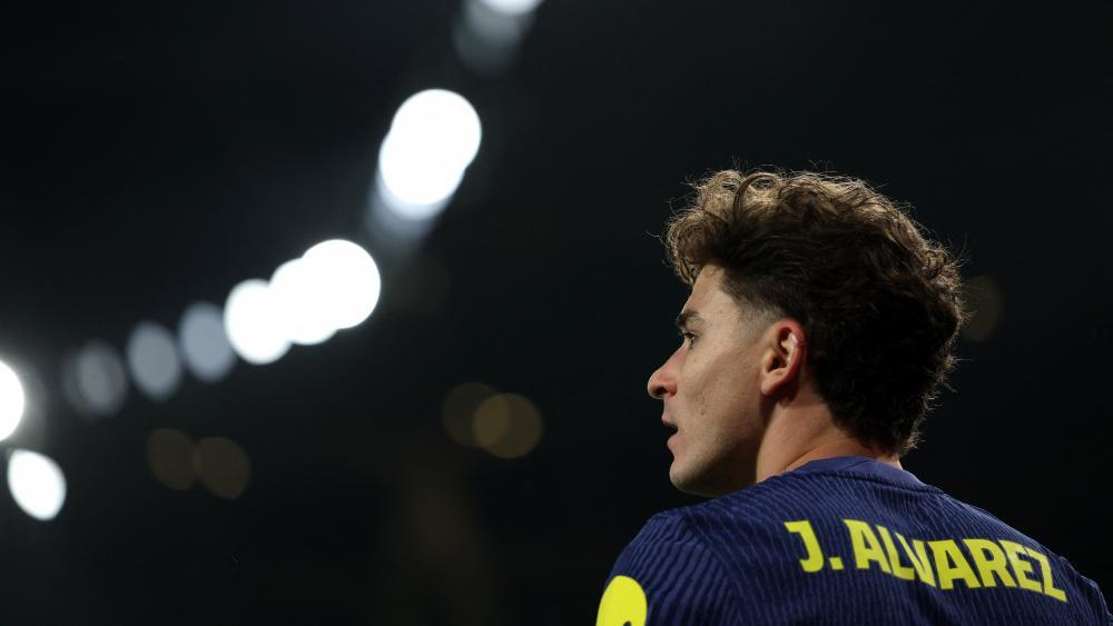 Julián Álvarez ist ein großer Name auf dem Transfermarkt. © AFP / ADRIAN DENNIS
