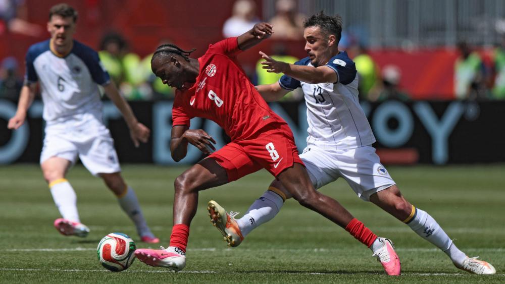 Kanadas Ismael Kone (vorne) im Zweikampf mit Ivan Basic. © APA/afp / COLE BURSTON
