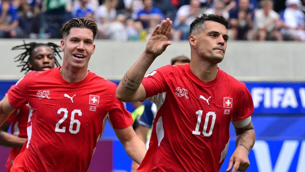 Kann die Schweiz um Kapitän Granit Xhaka auch gegen Co-Gastgeber Kanada jubeln? © APA/afp / FREDERIC J. BROWN