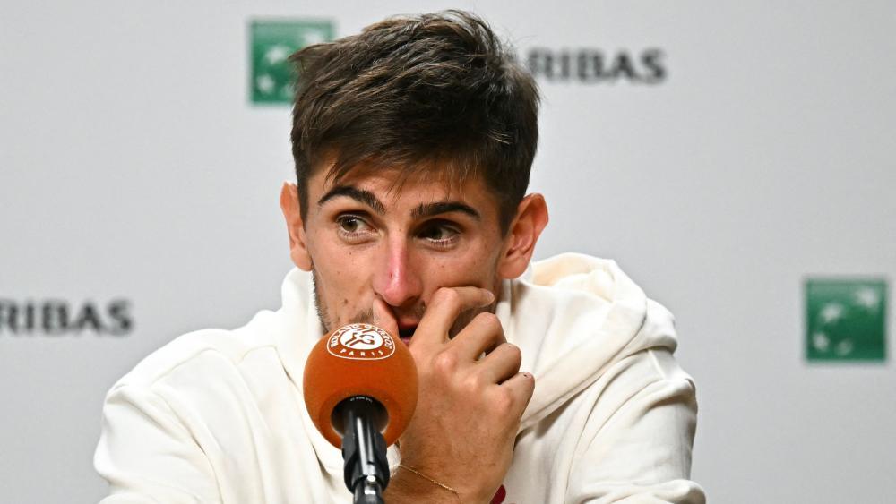 Matteo Arnaldi kann zum Halbfinale nicht antreten. © APA/afp / JULIEN DE ROSA