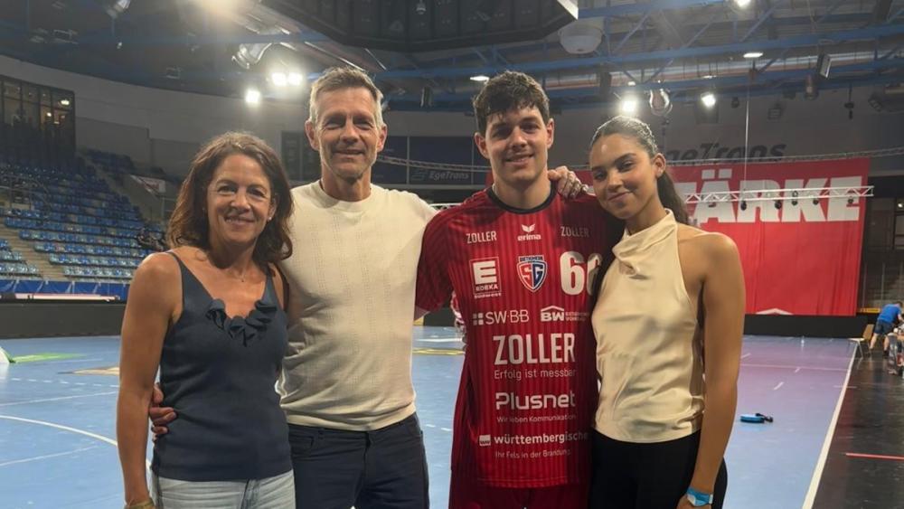 Max Prantner (Zweiter von rechts) mit Freundin Noemi Diaz De Villegas Labrado (rechts) und seinen Eltern Judy und Jürgen .
