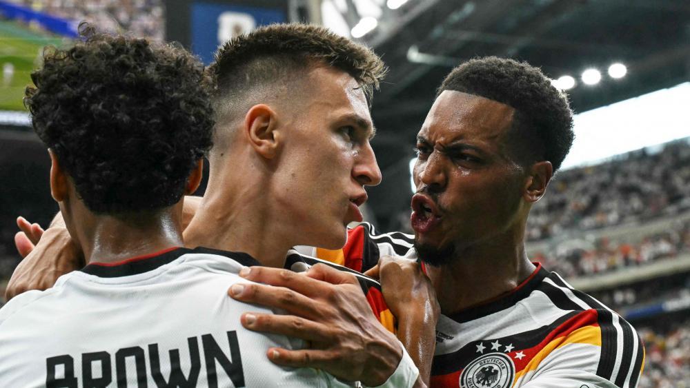 Nathaniel Brown und die deutsche Elf liegen gegen Curacao vorne. © APA/afp / RONALDO SCHEMIDT