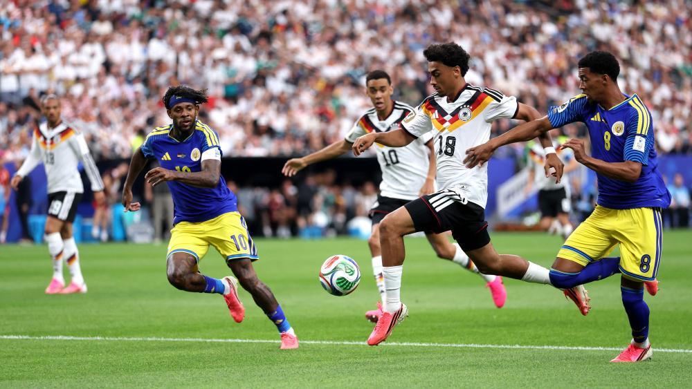 Nathaniel Brown und die deutsche Elf liegen gegen Curacao vorne. © APA / LARS BARON