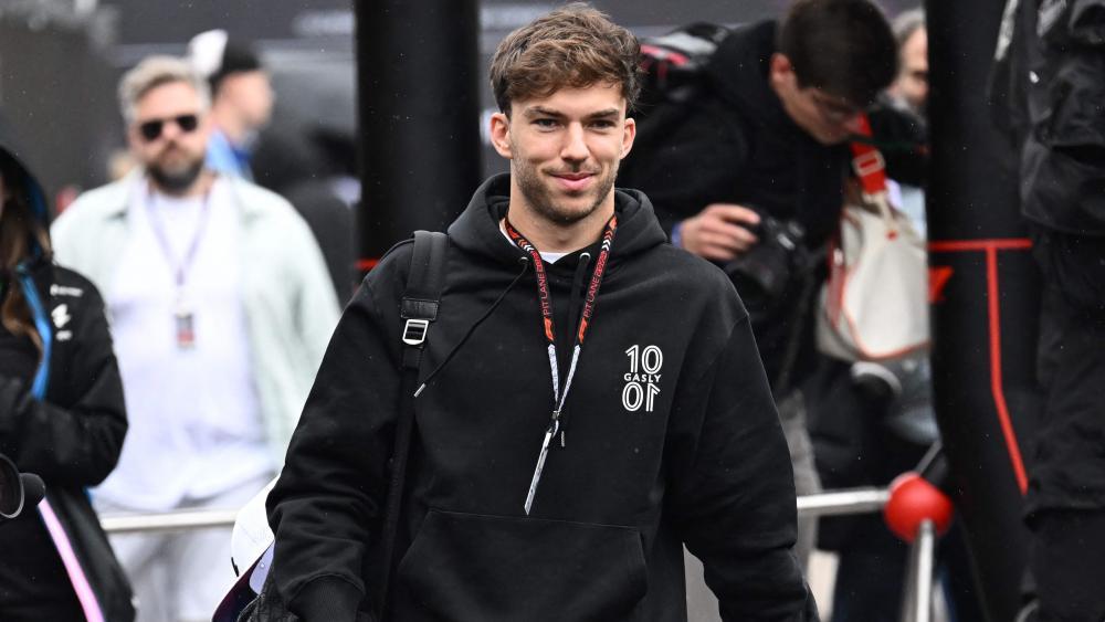 Pierre Gasly hat gut lachen: Er ist zurück am Podest. © APA/afp / JOE KLAMAR