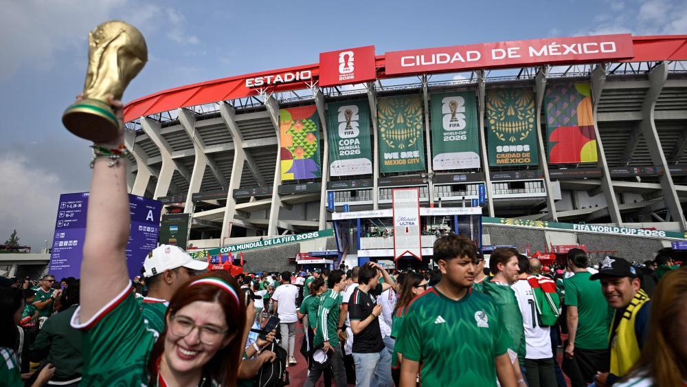 Rund um die WM-Arena in Mexiko-City versammelten große Menschenmengen. © APA/afp / ALFREDO ESTRELLA