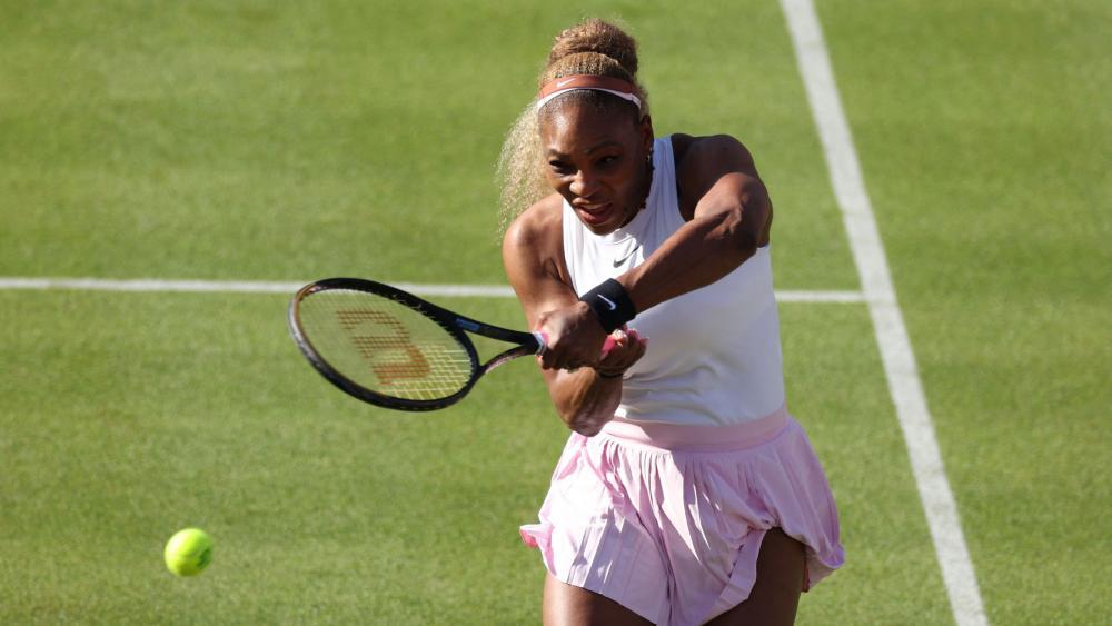 Serena Williams in Aktion: Die Legende ist zurück. © APA/afp / ADRIAN DENNIS